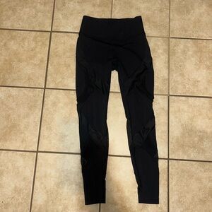 Lululemon Wunder Under High-Rise Tight 28" *Mesh
Black size 6